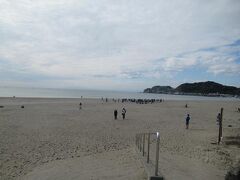 目の前は由比ガ浜海水浴場
冬の今は泳ぐ人はいませんが、夏は海水浴客でにぎわう場所です。