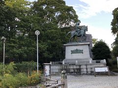 高知城入り口には
山之内一豊公の像です。