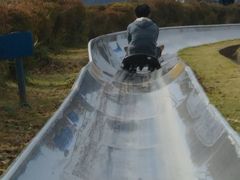 きららの里のワクワクスライダーは877m猛スピードで下り、登りもそりに乗ったまま上がれて全長1,188m。「日本一の長さ」だと。
1回券と3回券があるけど、オススメは3回券！
子供達は、1回やったら、もういっか～いって必ずなります。

離れたところにアスレチックもあります。こちらは無料でたくさん遊べるので＼(^o^)／