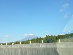 おはようございます～(*´∀｀*)
起きてから急いで支度して...
ビューン...と滋賀県へ向かっています。
富士山は雪をかぶっているけれど...雪少ない気がする(´･ω･｀)