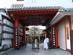 次は市比賣神社です。
この辺の道はカクカクしたりナナメったりして分かりにくいので
そのまま南に進み次の交差点を東に曲がって
上珠数屋町通に入ります。
そのまま東にいくと大きな河原町通に出ます。
ナナメってますが北上します。
しばらく行くと市比賣神社の看板がでているので
そこを曲がります。
5分くらいで着くかな。

