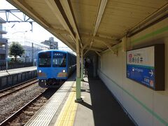 電車がやってきた。
これは近江鉄道カラーの電車。
結果的に言うと、多摩川線に所属する４編成は、塗装色が全部異なっていた。