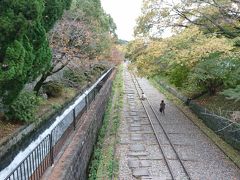 用事が終わったので南禅寺に向かいます。
御池通の通り二本南に三条通があります。
三条通をひたすらひたすら東へ進むと南禅寺に行けます。
烏丸御池から歩くと１時間弱でしょうか…

でも…今日は時間がないので地下鉄東西線に乗ります。
烏丸御池駅から蹴上駅まで地下鉄なら５～6分で着きます。

ちなみに八坂神社や平安神宮から歩いて行けます。
「京都ぶらぶらお散歩～八坂神社からぐるっと満足稲荷神社まで」で
紹介した粟田神社からは15分ほどです。

蹴上駅から南禅寺に向かう途中の「蹴上インクライン」です。
桜の名所です。
春は線路をのんびり歩きながら、桜並木が鑑賞できます。