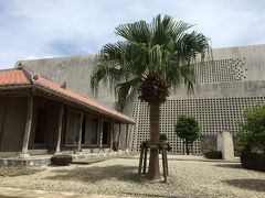 5日目。
この日は単独行動。
おもろまち駅近くの沖縄県立美術館に来ました。