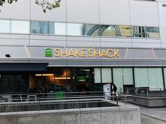 反対側に「SHAKE SHACK」を見ながら歩いて行くと