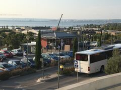 マルセイユ空港駅のホームから撮影。
白いバスが無料の空港バス、写真中央の建物がSNCFの切符売り場です。