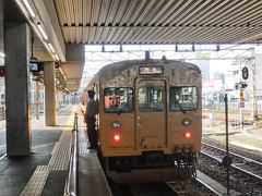 空港から岡山駅へはバスで移動し、この黄色い電車でまずは茶屋町へ。