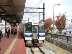 この電車で直島への玄関口である宇野駅にやってきました。
私たちを落ろしたら、すぐＵターン。茶屋町駅に戻っていきました。