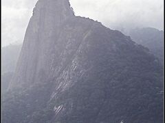 リオではもっとも有名な光景：コルコバードの丘のキリスト像(Cristo Redentor,Morro do Corcovado)。