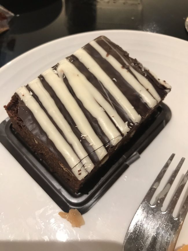 パートナーおすすめのパン屋へ。<br />買うのはパンではなく、スイーツばかりです。