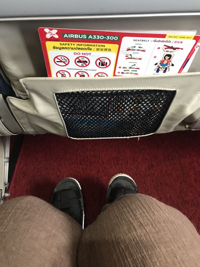 足元は思ったより広かったです。