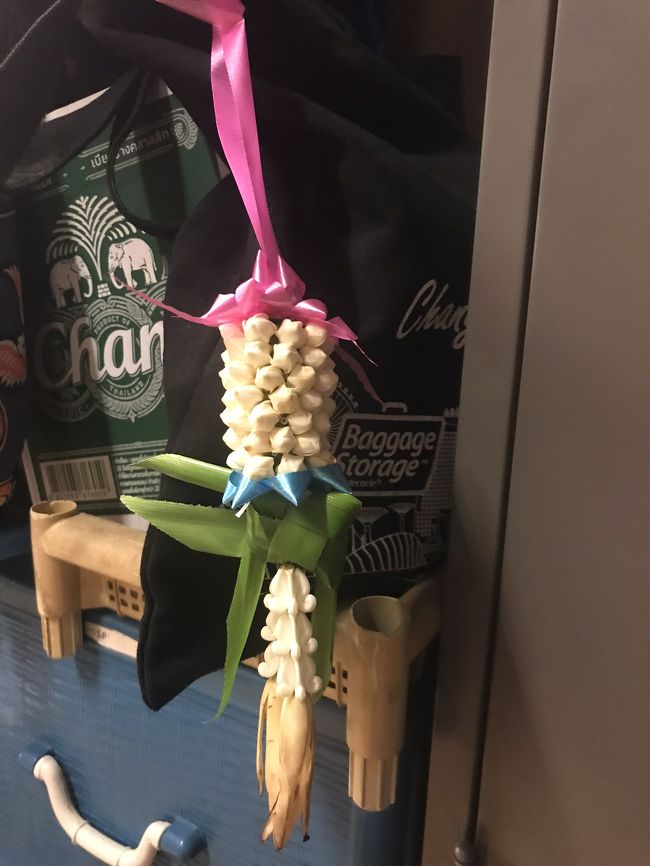 タイに来るとこういうお花いいですねぇ。<br />物売りの女の子から買いました。