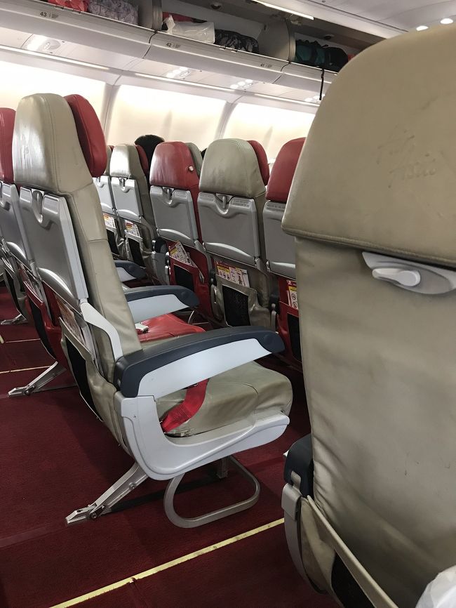 初めてのエアアジア長距離線。<br />後方の2人席の通路側を選びました。