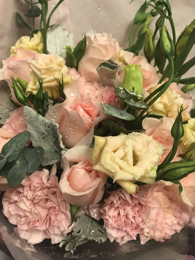 チェンマイ到着。<br />パートナーから花束。