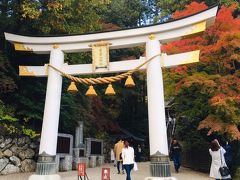 長瀞駅近くに一の鳥居がありますので、これが二の鳥居になります。
真っ白で美しい鳥居です。
