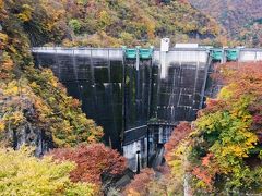 三峯神社を出て、二瀬ダムの見える展望台にやって来ました。
あの上を、交互通行で車が通ります。