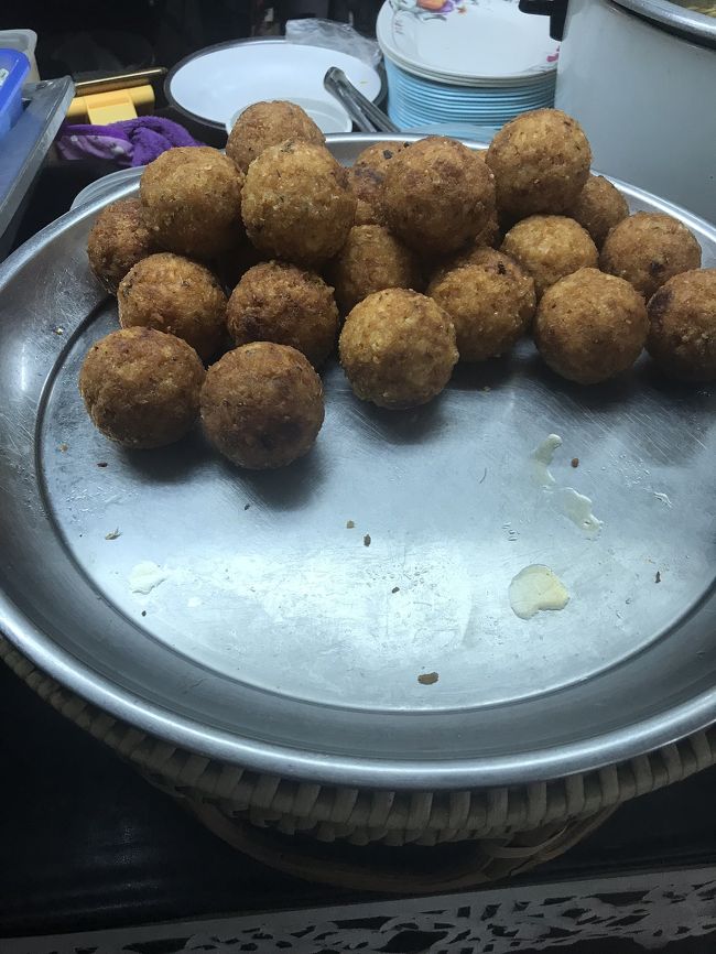 この揚げボールは名前はわからないけど、美味しいです。<br />食べるときはボールを潰して砕いて生姜やパクチー、ナッツをまぶして食べます。<br />酸っぱいソーセージが美味しい。( ^ω^ )