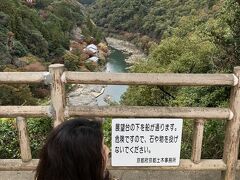 常寂光寺をでて、御髪神社を参拝して
嵐山公園亀山地区に上がってきました。

展望台からは保津川下りの船が見えます。