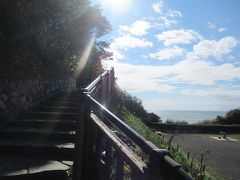 左側の階段を上って鎌倉海浜公園　稲村ガ崎地区　へ。
