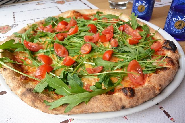 『Spazio Gourmet』<br /><br />トラディショナルピザにルッコラとトマトをトッピング。