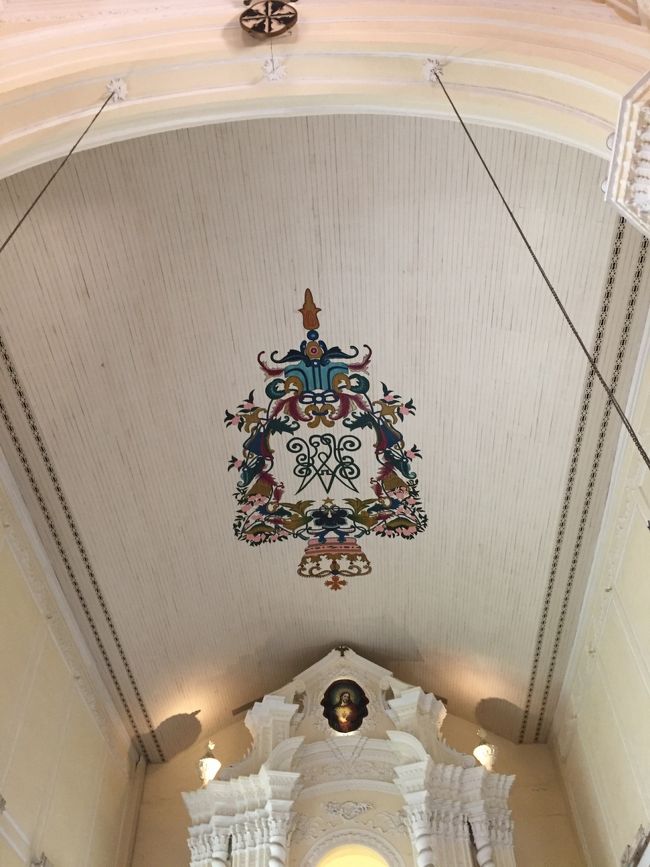 セナド広場の周りは、世界遺産がいっぱい。<br />こんなかわいい天井画も見られます。<br />聖ドミンゴ教会