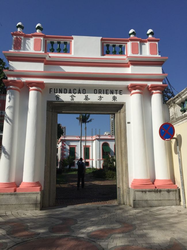 カーザ庭園。<br />教会をはじめとする建物の色遣い、素敵です。<br /><br />ここからが、大変だった。<br />登ったり下ったり30分くらい歩いた。<br />気温も上がってたのもあって途中コンビニで水分補給しながら向かいました。