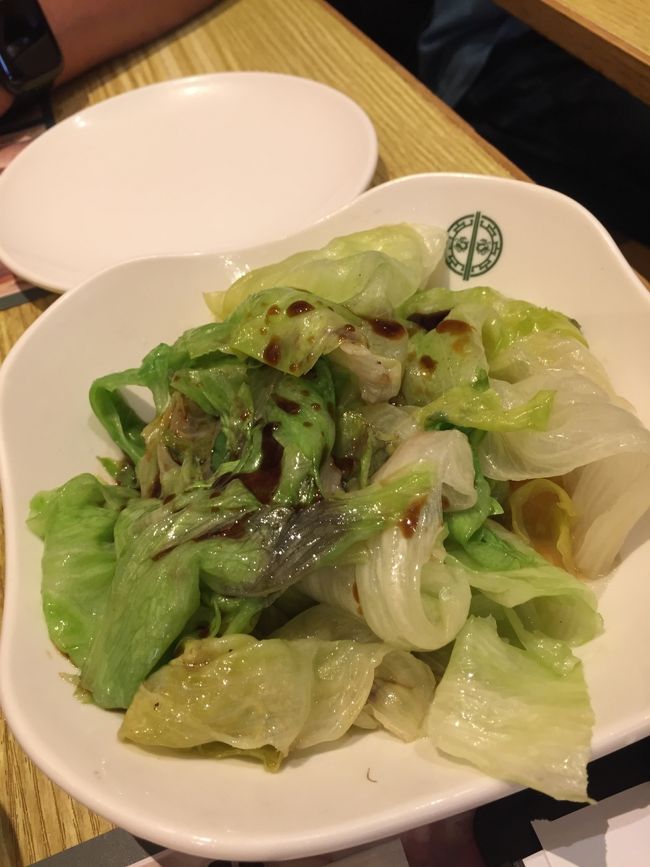 ホテルリスボアからフェリーポート経由でブロードウェイマカオに到着して夕食です。<br />ティムホーワン。添好運。<br />これは、ただのレタスだった。