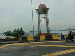 シンガポールとマレーシアの国境ラインを通過しました。