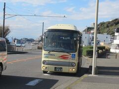 七里ヶ浜バス停では江ノ電バスの七里ガ浜循環バスがちょうどお客さんを乗せて出発するところでした。
このバスは江ノ電の七里ヶ浜駅から七里ヶ浜周辺の高台の住宅地を巡って七里ヶ浜駅へ戻る片方向の循環バスです
