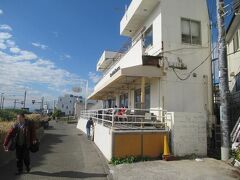 道沿いにあったオープンテラスのカフェ　ダブルドアーズ七里ヶ浜店には何組かのお客さんがいました。
風が弱く比較的暖かかったこの日、テラスで海を眺めながらのカフェって優雅です。