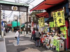 私が観光案内所へ行っている間にツアーご一行さまは駅前のお土産屋「柴叉たま屋」で釘付けのようです。

店先では…
＞開運アイテム、金のうんこ、金のうんこ、大人気ですよ～。
＞宝くじが当たった、恋人ができた、受験に合格したなど
＞たくさんご利益の声をいただいております。
＞さあ～、さあ～、触っていくだけでいいから寄ってって～。
と、女性スタッフが流暢なセールストークをしています。
柴叉たま屋へ行くと女性版・寅さんに逢うことができますよ！（笑）

■柴叉たま屋［柴又帝釈天門前参道商店街 神明会］
　http://shibamata.net/shop/jpg/tamaya/tamaya.html