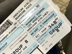 上海からロスへ、アメリカン航空で。
中国の定番サイトCtripで購入すると、事前の座席予約もなにもできなく、もれなく三人がけの真ん中というハズレ席にデフォルトで回されるということを学んだ。