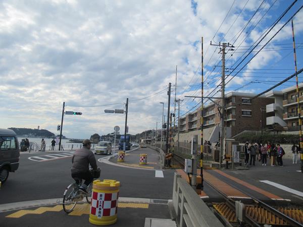 鎌倉の海岸ウォーキング旅 ４ 終 鎌倉高校前でアニメ聖地の踏切を見た後で江ノ電に乗って鎌倉駅へ 鎌倉 神奈川県 の旅行記 ブログ By Happinさん フォートラベル