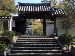 東福寺には入らず　坂道を登って行きますが

ここのあたりは人もいなくて　あっているのかと

不安になりながら歩くと今熊野観音寺を通りぬかして

ありました泉涌寺雲竜院　

別名写経道場らしい