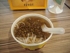 ホテルへの帰り道、台北駅地下街でスイーツを食べました

緑豆、わらび餅、米の麺の組み合わせで５０元

