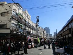 築地場外市場は、外国人観光客で相変わらずの賑わいです。