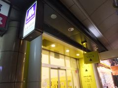 　仕事終わってから大阪に移動。地下鉄恵美須町駅横にあるカプセルホテルヴァリエ。建物は新しく、サウナや大浴場はなくて、フロアごとにシャワーがある感じで、女性でも外国人でも行けそうな感じです。最近こういうカプセルホテルが増えている気がします。