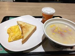 朝ごはん　いろいろ悩みましたが　吉野家へ。
本当はお粥を食べに行こうかと思いましたが、行列ができていたため　明日へ変更。
このとんこつスープみたいのは中にマカロニが入っていてボリューミー。
でもおいしかった。