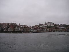 対岸のカイス・ダ・リベイラ地区を望む。
晴れた日の景色はカラフルなイメージなのにザンネン…
