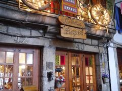 レストランやカフェはたくさんあるようだけど、クローズしている店が多く、
このレストランだけ目立っていたので入ることにした。

あとでわかったが、「シェ・ラパン」という人気店だった。