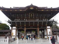 成田山の総門に来ました。
開基1070年の記念事業により、2008（平成19）年建立。荘厳な雰囲気の総門は、高さ15mの総欅造り。蟇股という欄間にあたる部分には十二支の木彫刻が施されています。