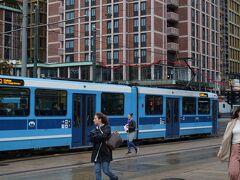 30分弱でオスロ中央駅に到着。駅入り口のそばにあったRuterの営業所みたいなところにあった券売機で公共交通の24時間券を購入。105NOK。紙製のペラッペラのチケットだったけど、改札機にかざしたら有効期限らしきものが表示された（ノルウェー語）から、多分これで大丈夫なんだと思った。
駅を出ると、すぐ目の前をトラムが走ってて、早速異国情緒を感じる。