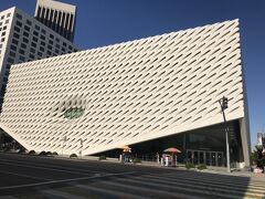 コンサートホールの隣は
現代美術館The　Broad

開館前なのか、多くの人が並んでいました。