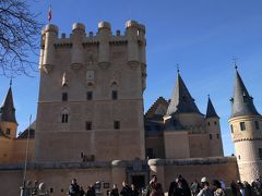 ディズニー映画「白雪姫」のお城のモデルになったとも言われるアルカサル（セゴビア城）！
セゴビアの旧市街の端っこだけど観光客がいっぱい！