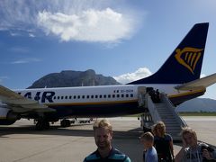 小一時間でシチリア島プンタライジ空港に到着。
沖止めで後ろのドアから歩いて空港建物へ。青空が気持ちいい。