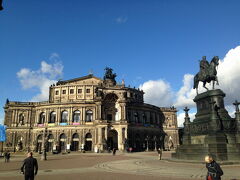 劇場広場(Theaterplatz)にて。
向こうに見えるのは、ゼンパーオーパーと呼ばれるザクセン州立歌劇場。作った人の名前で呼ばれています。
