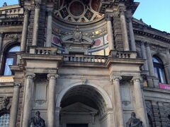 ゼンパー・オーパー
Semperoper Dresden
ザクセン州立歌劇場

ちなみにOperはドイツ語のオペラ。
古く見えるが、1945年の空襲で崩壊し、1985年に再開。