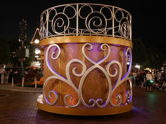 30分前で2列目でした。<br />しばらくするとミッキーが登場する台が設置されました。