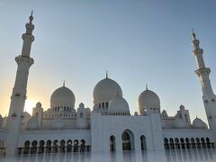 シェイクザイードモスクに到着です！
時刻は午後4時過ぎ。夕日に照らされ
始めているモスクが美しいです。