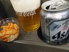 まずは1番端のイースター航空カウンターで
チェックイン。
出発の2時間半前からカウンター開いてた模様。

出国前に、まずは1本(笑)
柿ピーも頂きました。